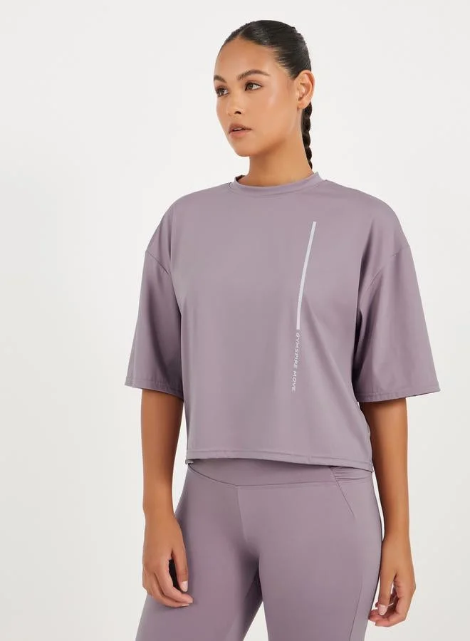 ستايلي اكتيف قميص قصير بأكمام قصيرة مخطط بنص مطبوع من جينسباير إيديشن